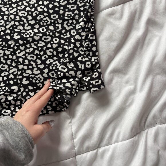 Womans Size Medium White Black Cheetah Print Activewear Outdoor Fleece Lined - Picture 8 of 8